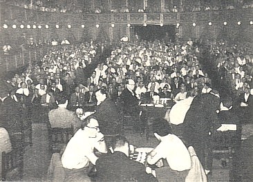 Vista panor�mica de una jornada de juego en el Teatro Nacional Cervantes, Buenos Aires, 1954. En primer plano: Petrosian vs Pilnik.