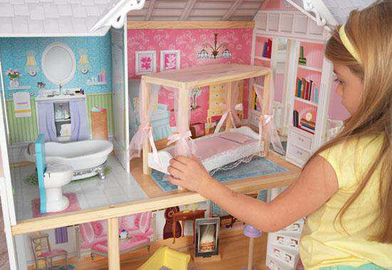 Detalle del dormitorio Kidkraft casa de muñecas 65869 kayle