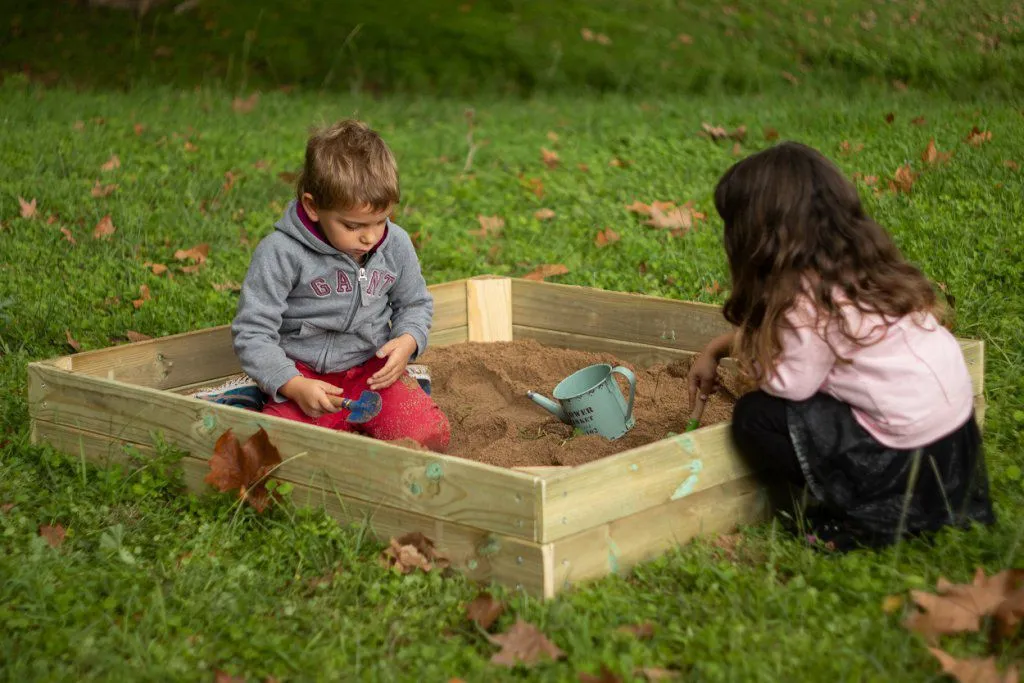 ARENERO MASGAMES OBEN M - vista en jardin con niños