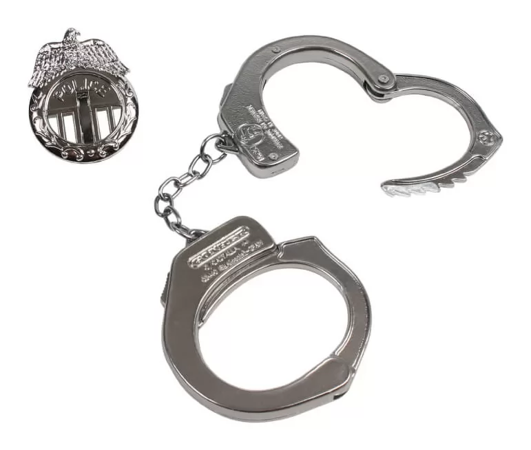 Esposas y placa de policia