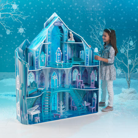 Niña con su kidkraft 65880 mansion copo de nieve - frozen