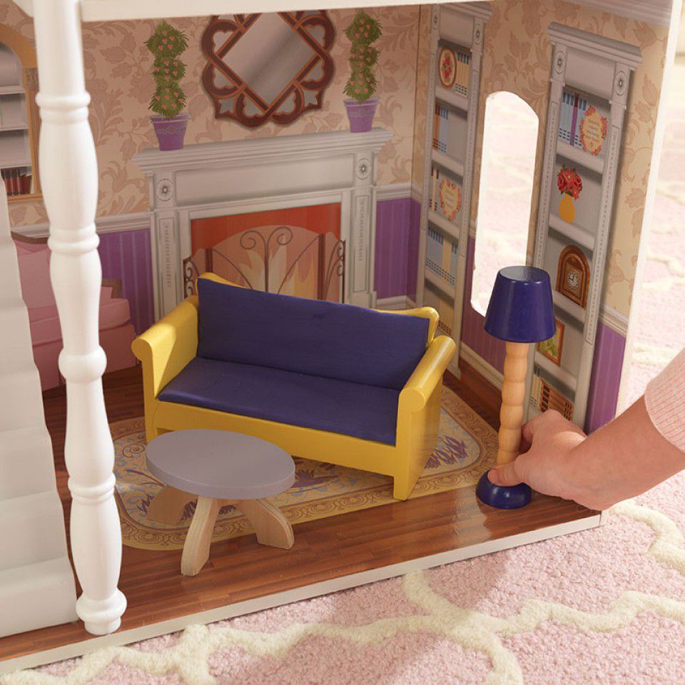 Detalle del salón de kidkraft casa de muñecas savannah 65023