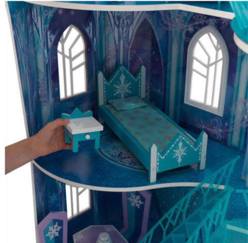 Detalle del dormitorio de Niña con su kidkraft 65880 mansion copo de nieve - frozen