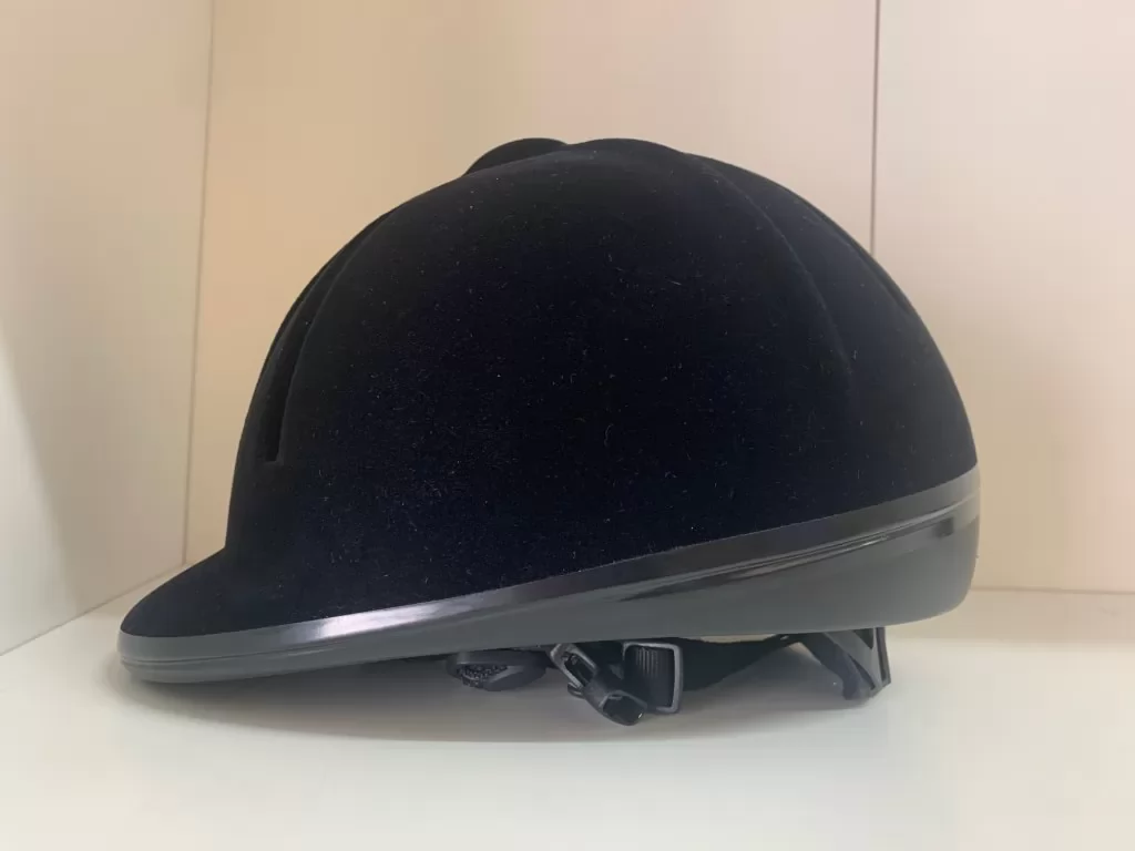 Casco animal riding en negro terciopelo