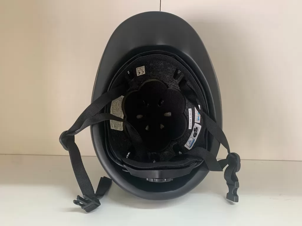 Casco animal riding en negro terciopelo