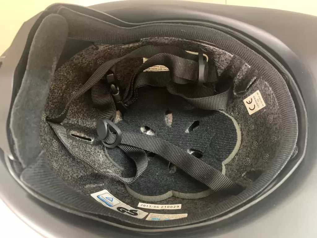 Casco animal riding en negro terciopelo