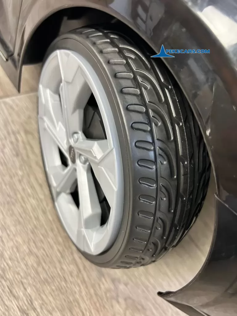 Audi SQ8 negro coche para niños electrico ruedas