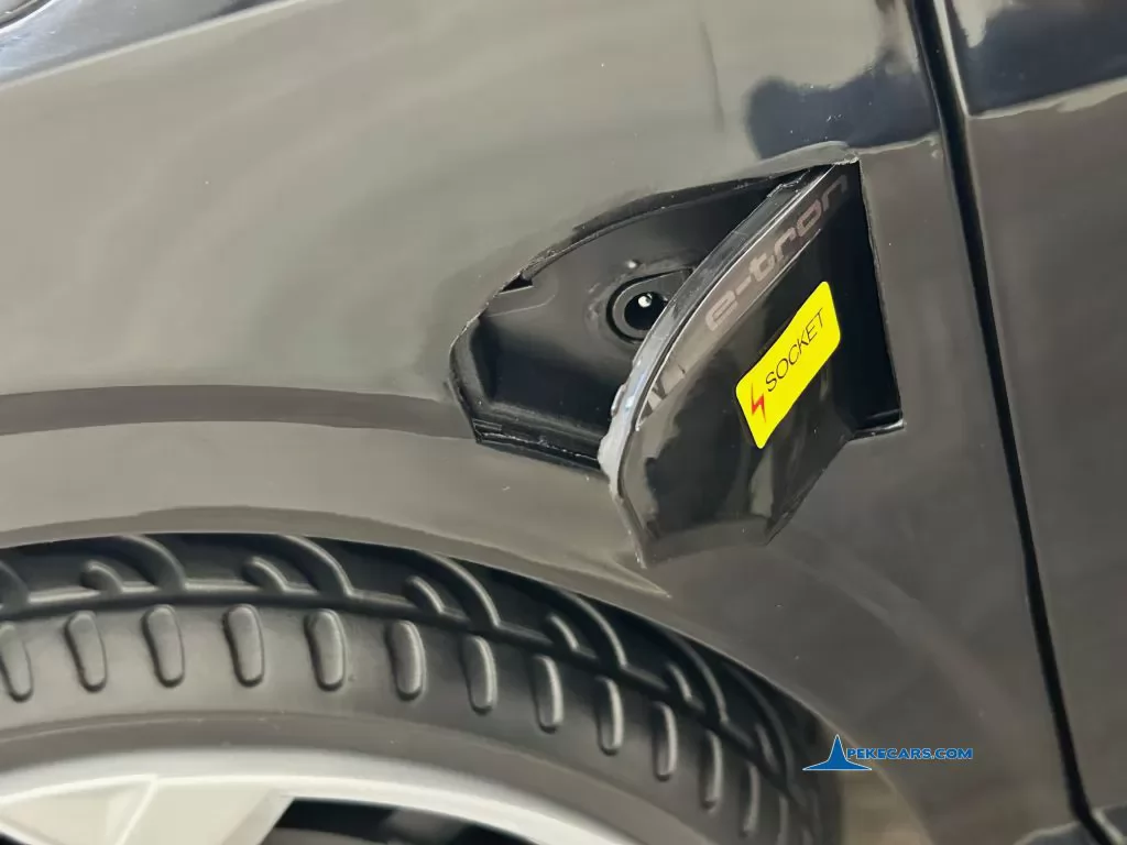 Audi SQ8 negro coche para niños electrico enchufe