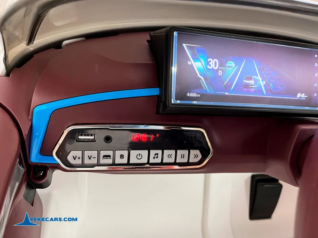 Coche eléctrico para niños BMW I4 12V 2.4G Blanco panel de control