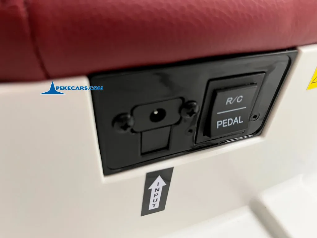 Coche eléctrico para niños BMW I4 12V 2.4G Blanco puerto de carga