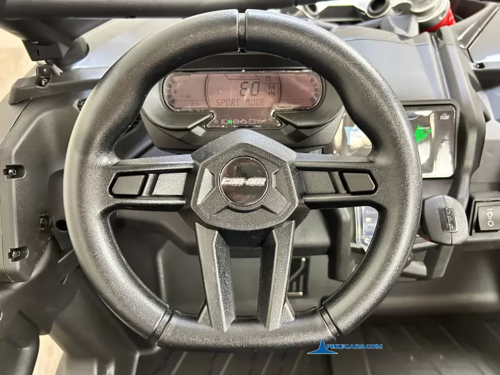 Todoterreno can-am maverick negro volante