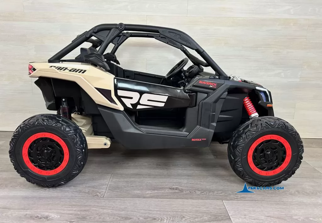 Todoterreno can-am maverick negro de lado