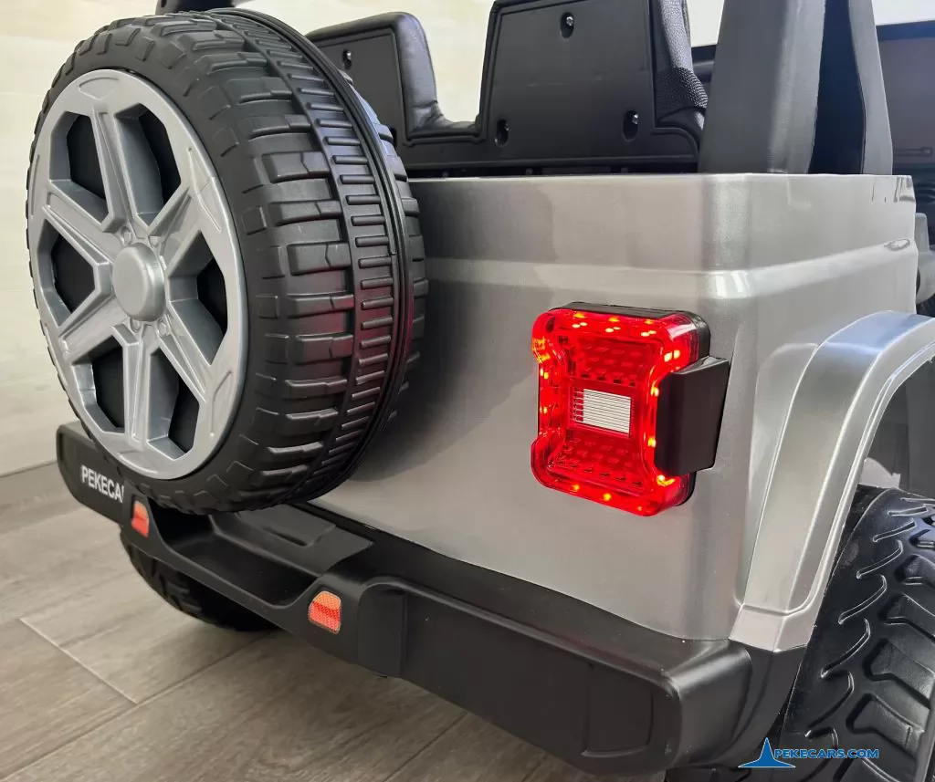 Jeep Wrangler Rubicon Style 12V 2.4G Plata Metalizado luces traseras