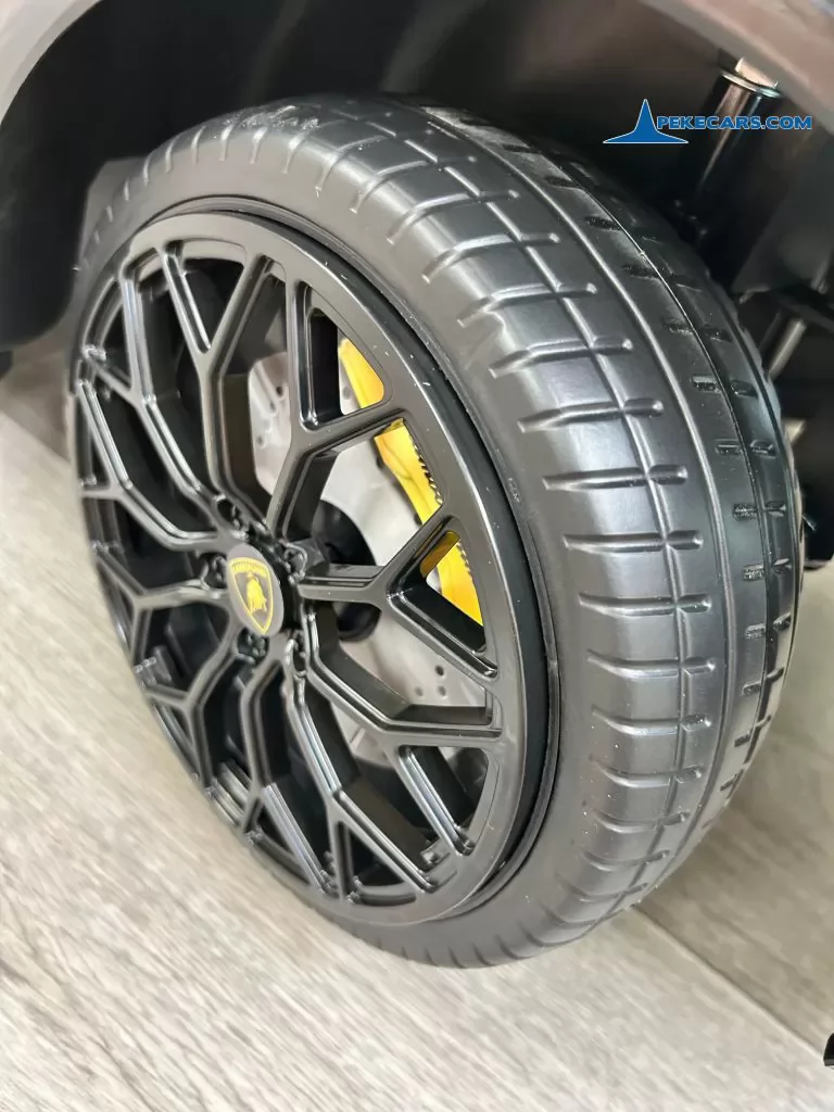 Lamborghini huracan negro 12v rueda caucho