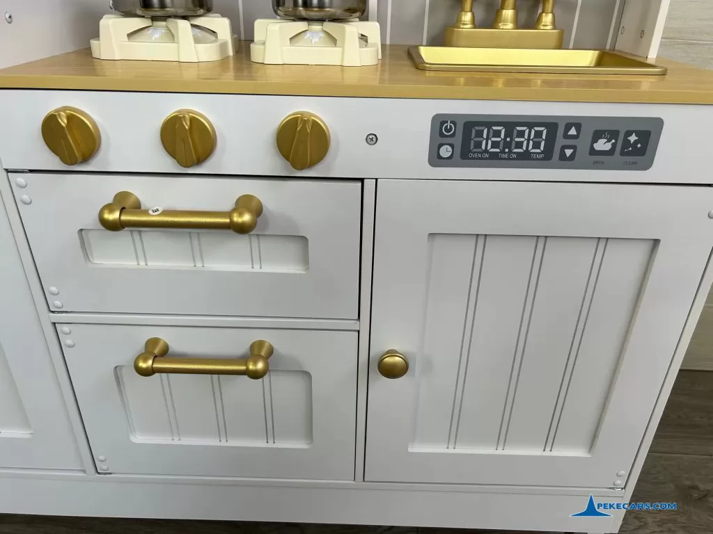 cocina de juguete blanca dorada