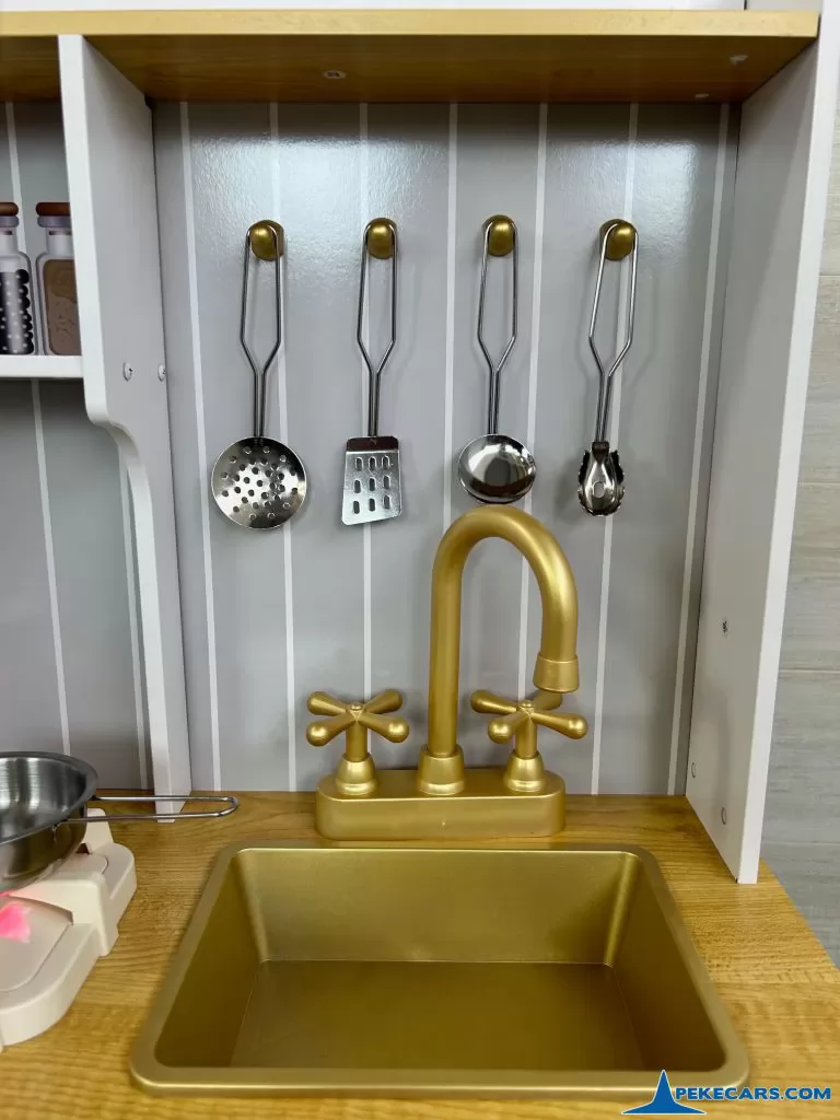 cocina de juguete blanca dorada