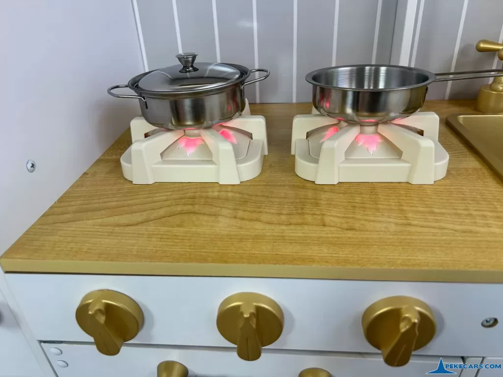 cocina de juguete blanca dorada