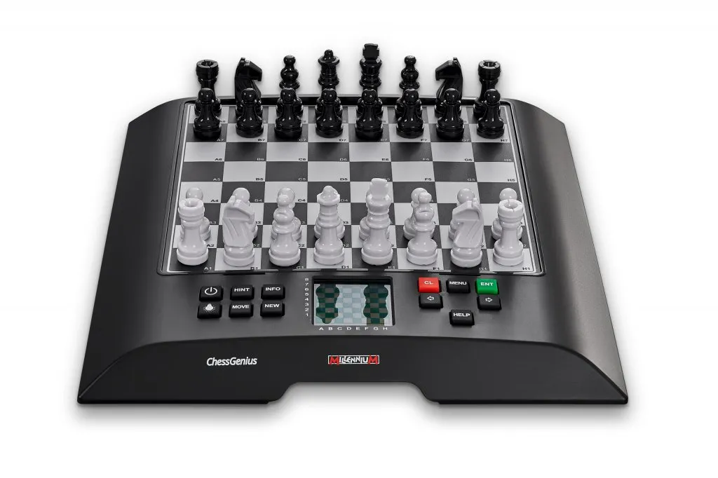 MILLENIUM CHESSGENIUS COMPUTER - frontal con piezas