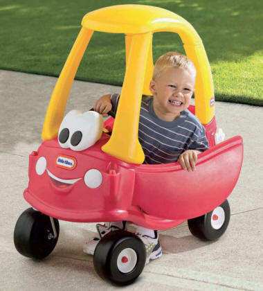 Niño jugando con su Cozy coupe lt