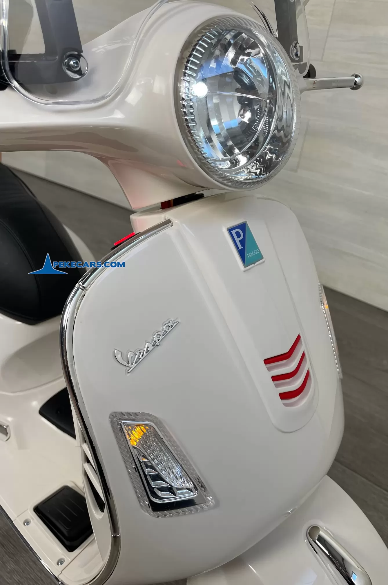 Moto Vespa GTS-S 12V blanco 3/4 frontal derecha