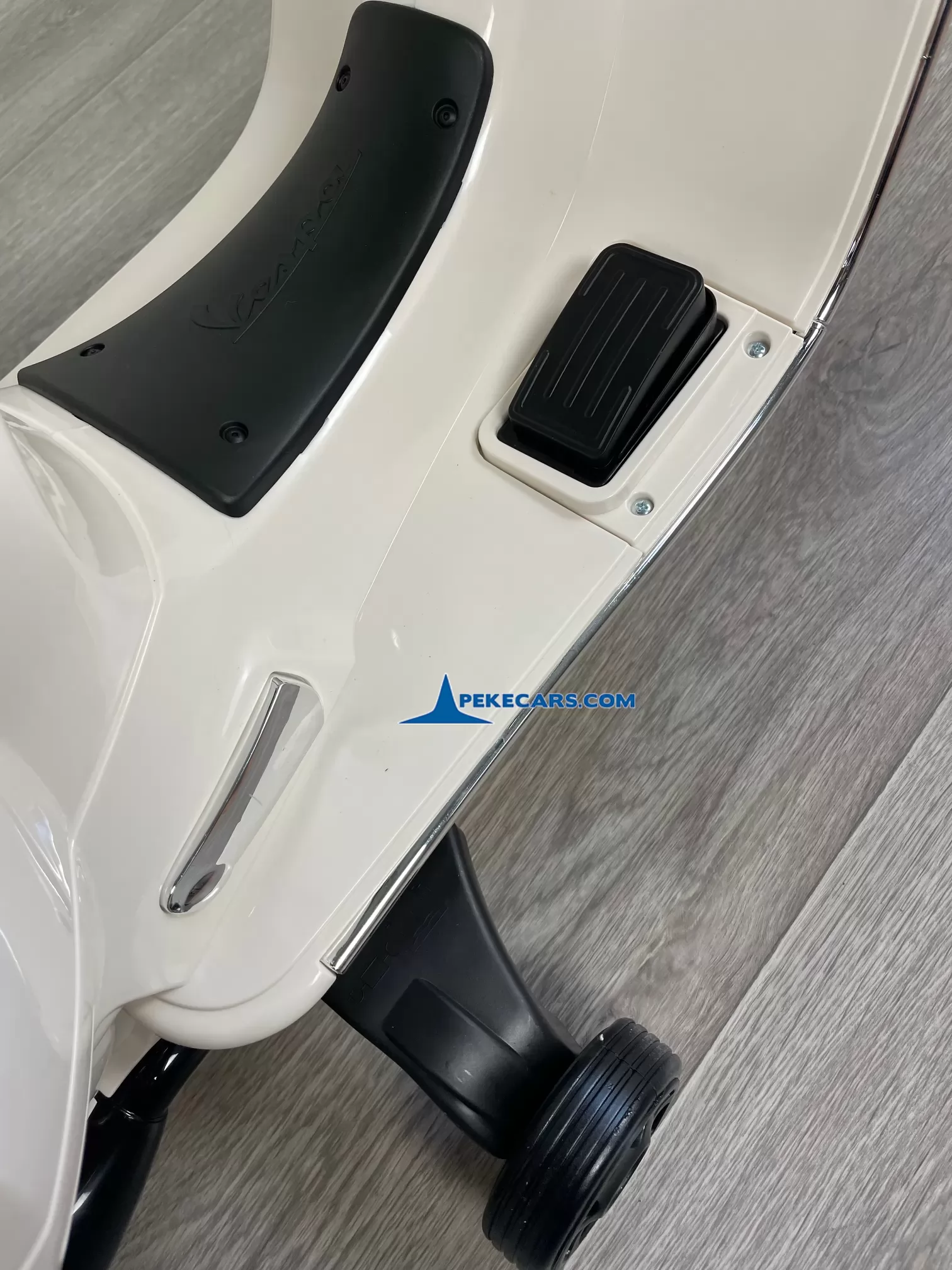 Moto Vespa GTS-S 12V blanco 3/4 acelerador