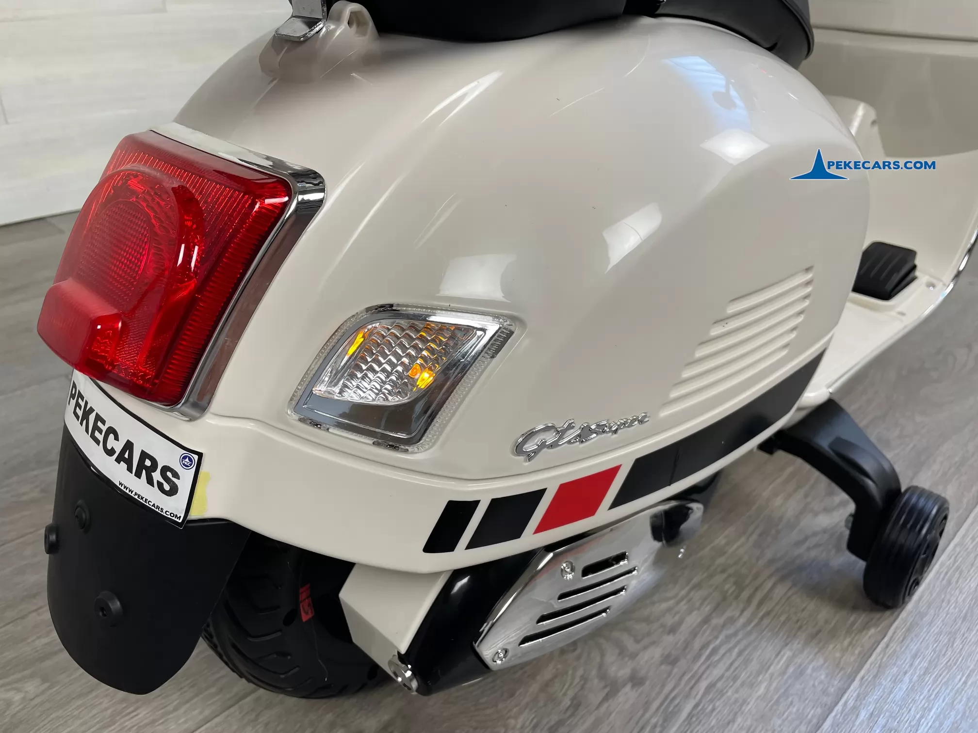 Moto Vespa GTS-S 12V blanco 3/4 luz trasera