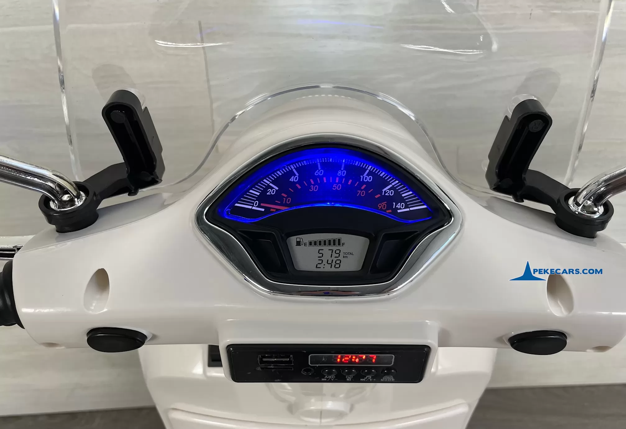 Moto Vespa GTS-S 12V blanco 3/4 velocimetro