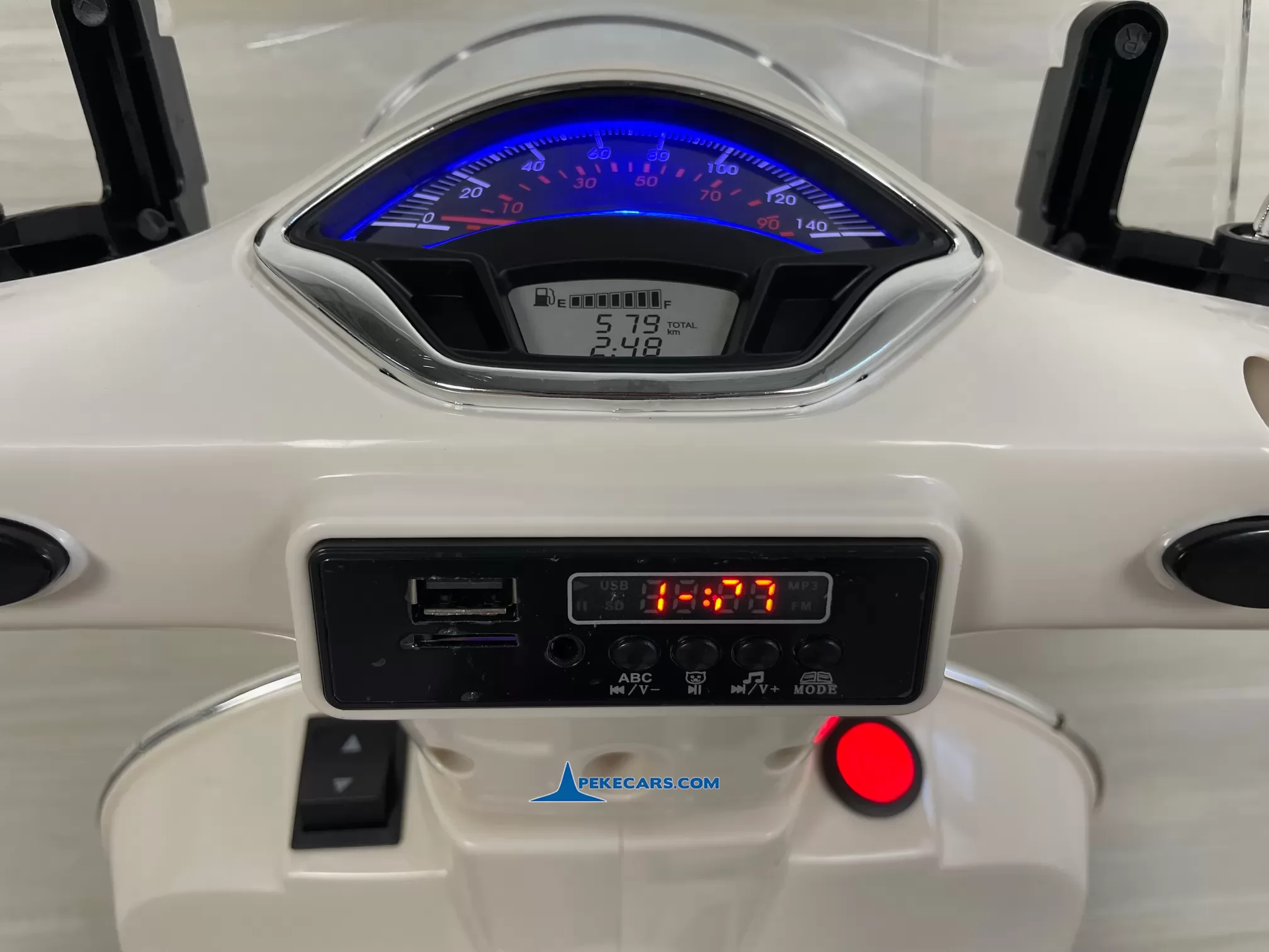 Moto Vespa GTS-S 12V blanco 3/4 panel control