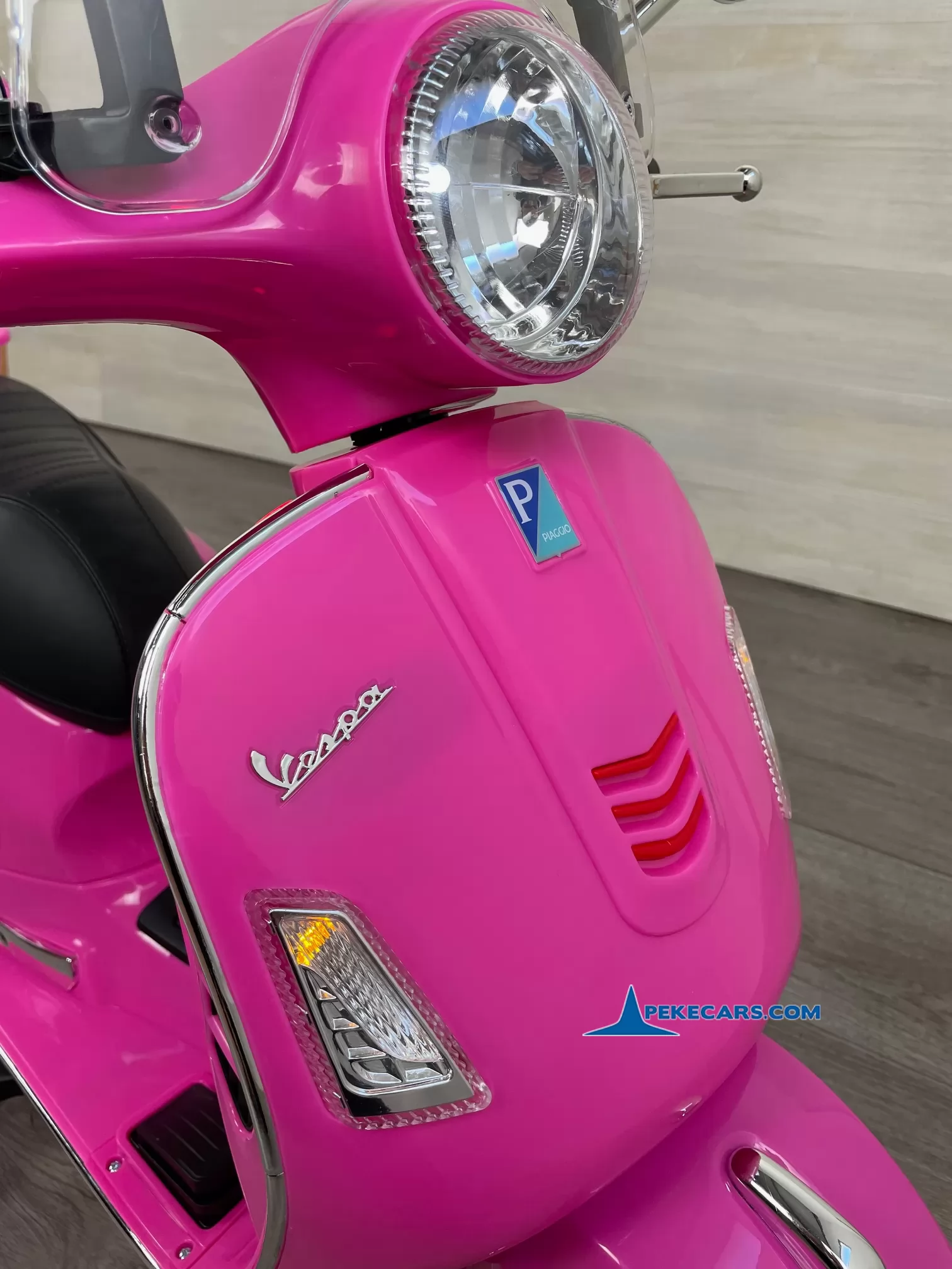 Moto Vespa GTS-S 12V rosa 3/4 frontal faro