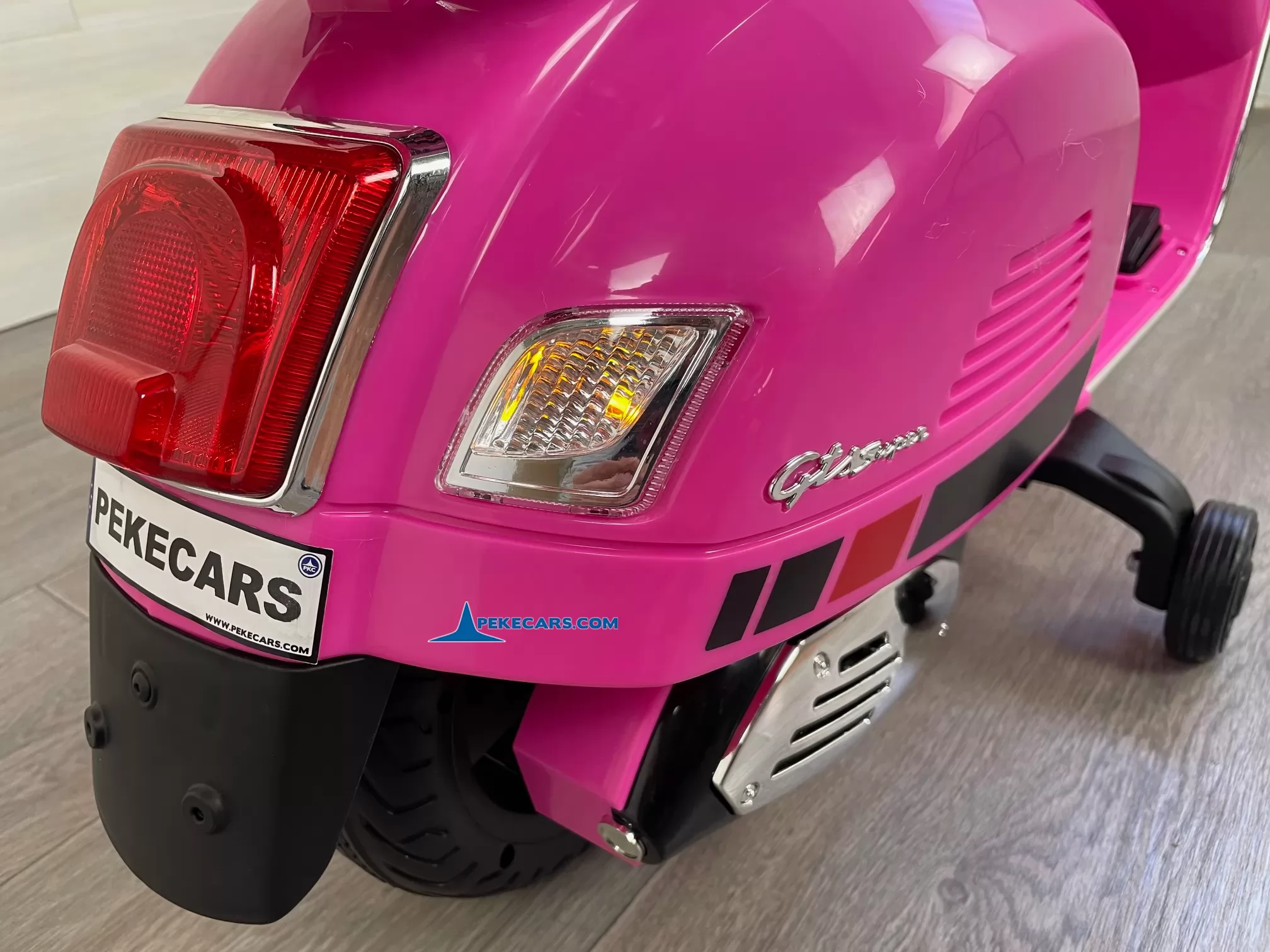 Moto Vespa GTS-S 12V rosa 3/4 luces traseras