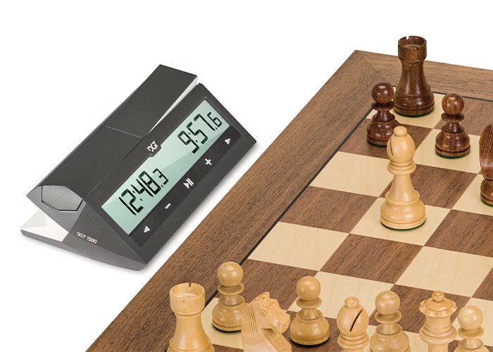 Reloj digital para ajedrez DGT 1500 detalle con tablero
