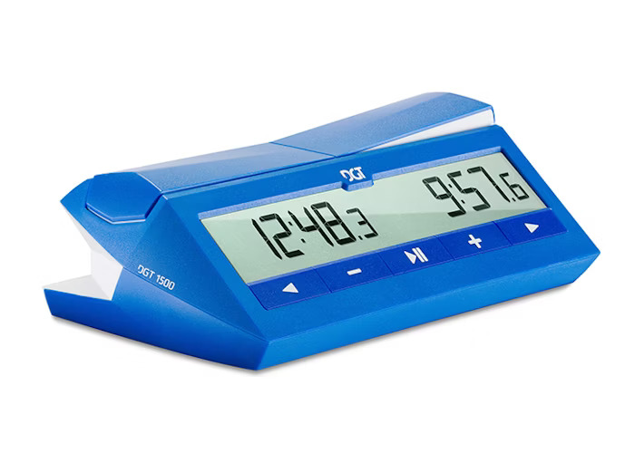 Reloj digital para ajedrez DGT 1500 color azul detalle lado izquierdo