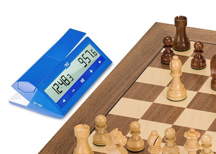 Reloj digital para ajedrez DGT 1500 color azul detalle con tablero