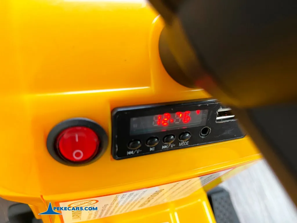 Tractor Electrico Peketrac 3100 12V 2.4G Amarillo panel de control
