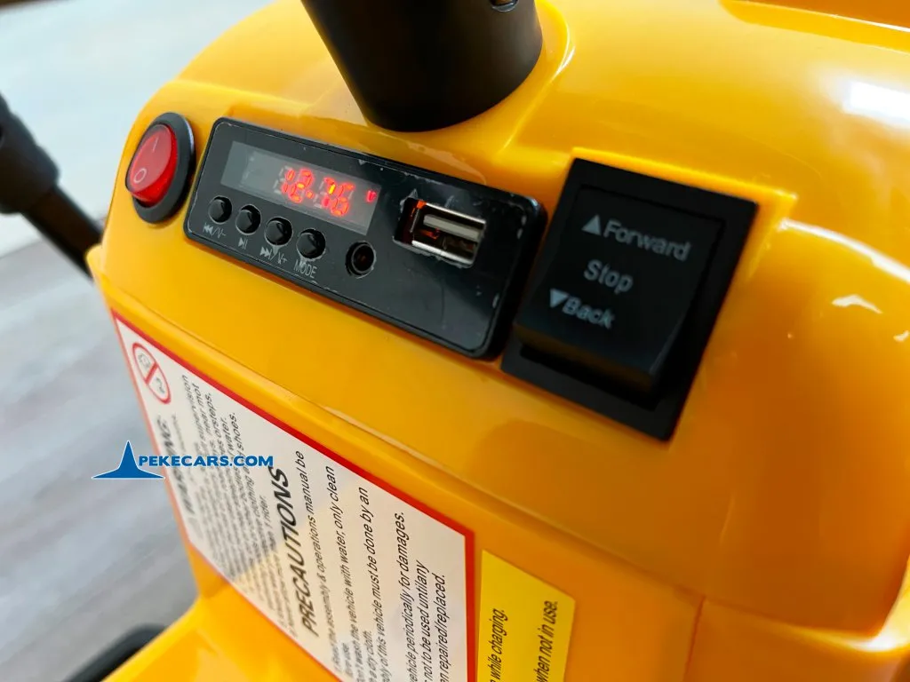Tractor Electrico Peketrac 3100 12V 2.4G Amarillo detalle botonera