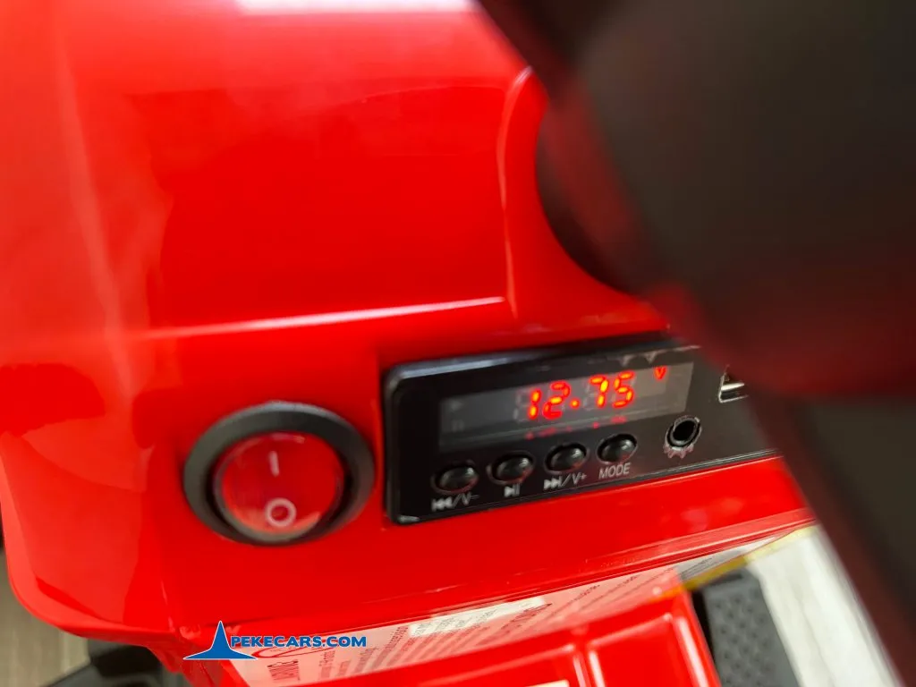 Tractor Electrico Peketrac 3100 12V 2.4G Rojo panel de control
