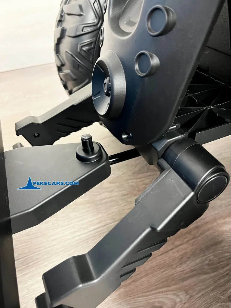 Tractor Electrico Peketrac 5200 con Remolque 2.4G 24V Azul detalle enganche remolque