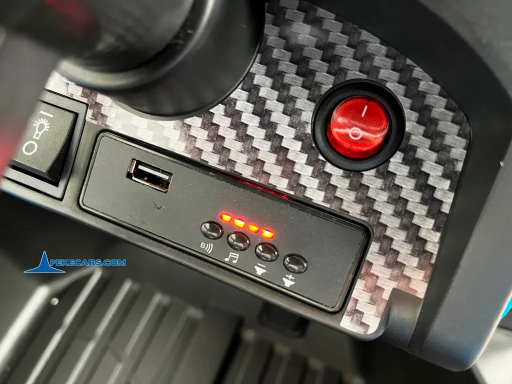 Tractor Electrico Peketrac 5200 con Remolque 2.4G 24V Azul detalle botonera encendido