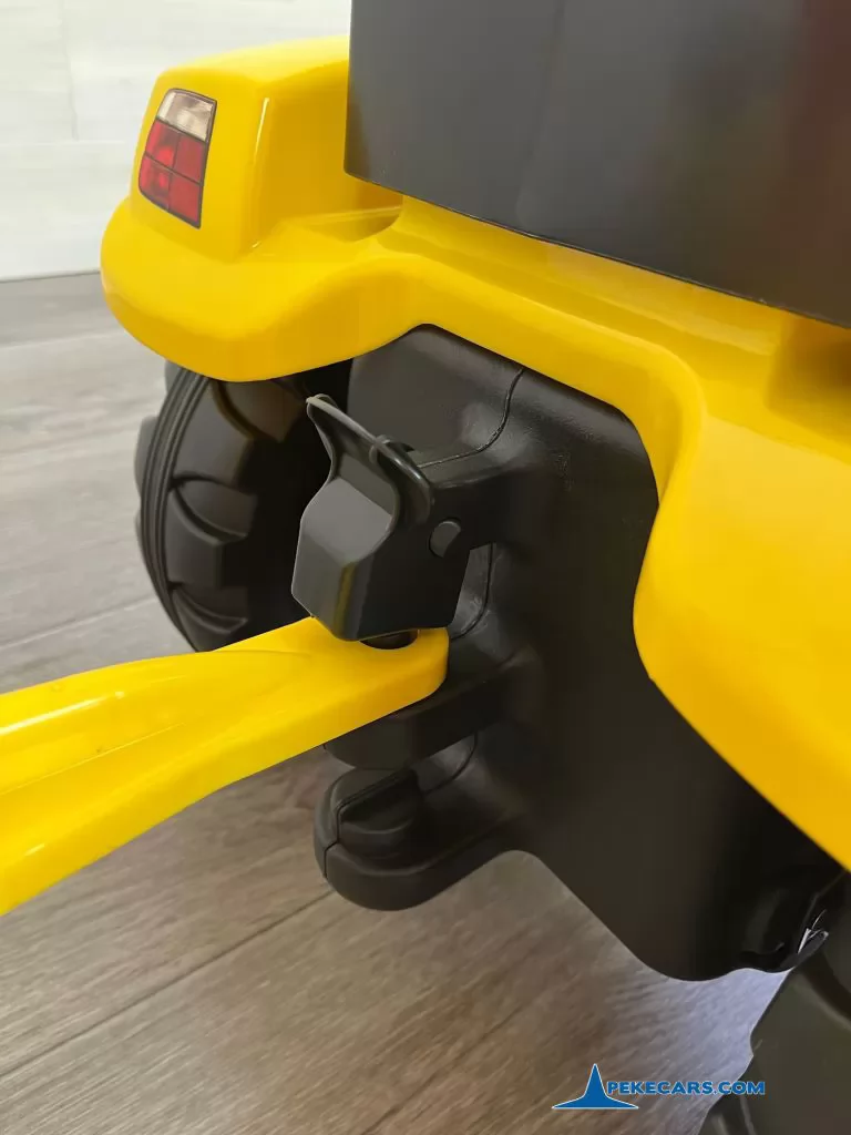 Tractor a pedales 3001 con remolque amarillo enganche