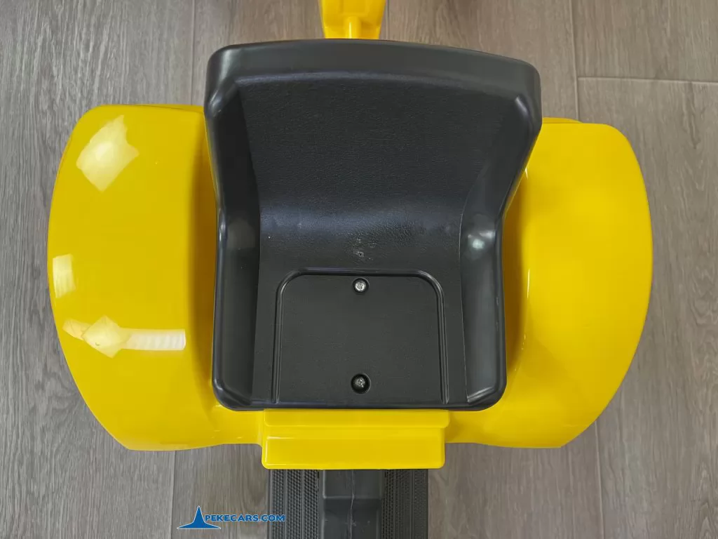 Tractor a pedales 3001 con remolque amarillo asiento