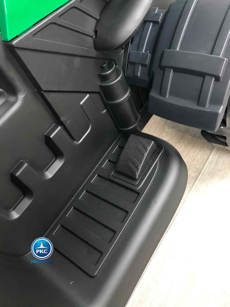 Tractor electrico Peketrac 6100 Verde vista pedal acelerador