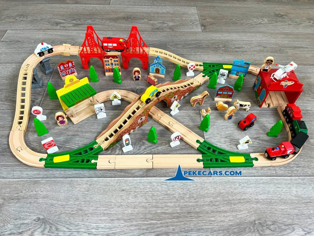 Set de madera con Tren a pilas y 85 piezas frontal