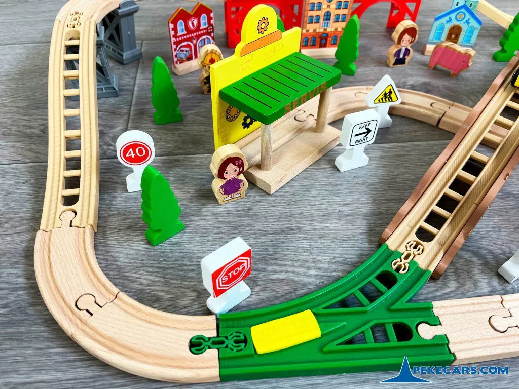 Set de madera con Tren a pilas y 85 piezas detalle vías