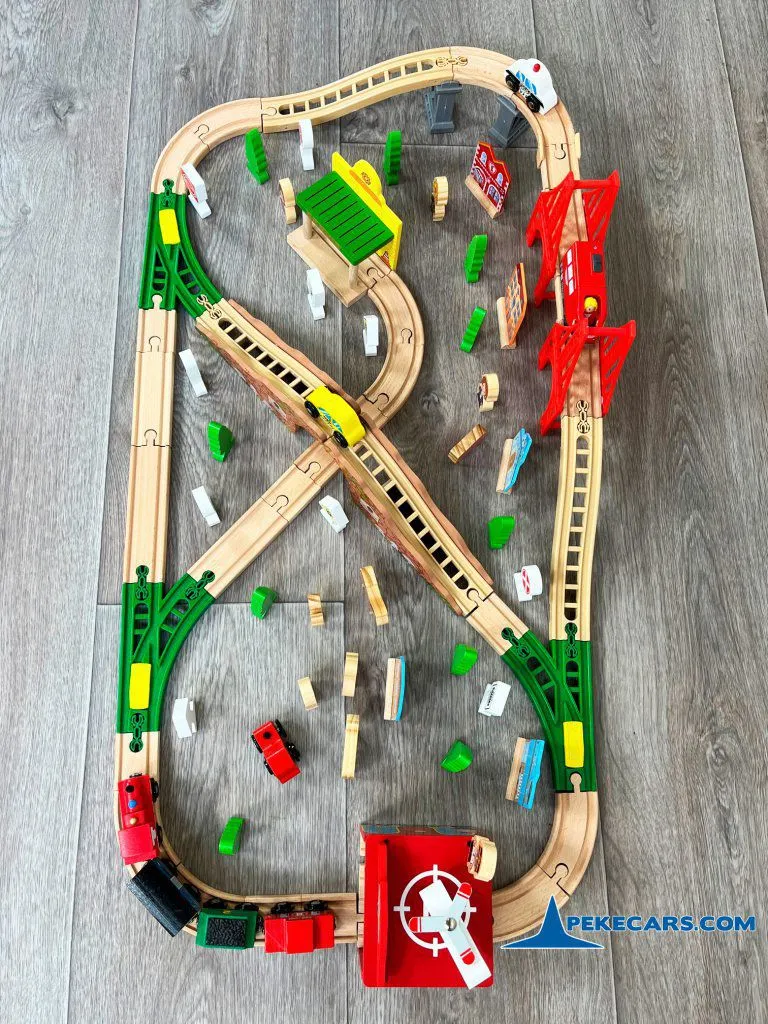 Set de madera con Tren a pilas y 85 piezas lateral