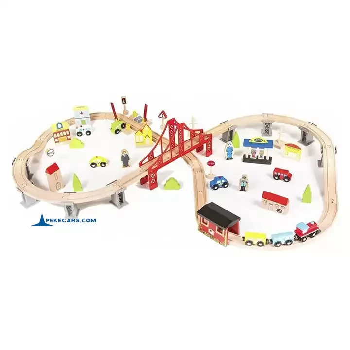 Set de madera con Tren a pilas y 70 piezas