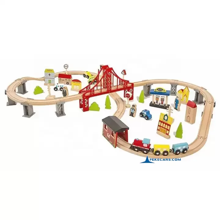 Set de madera con Tren a pilas y 70 piezas