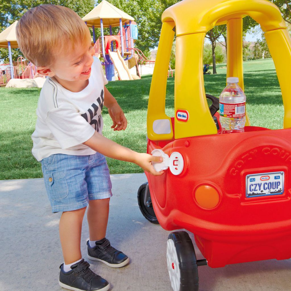 Niño divirtiéndose con su Cozy coupe lt